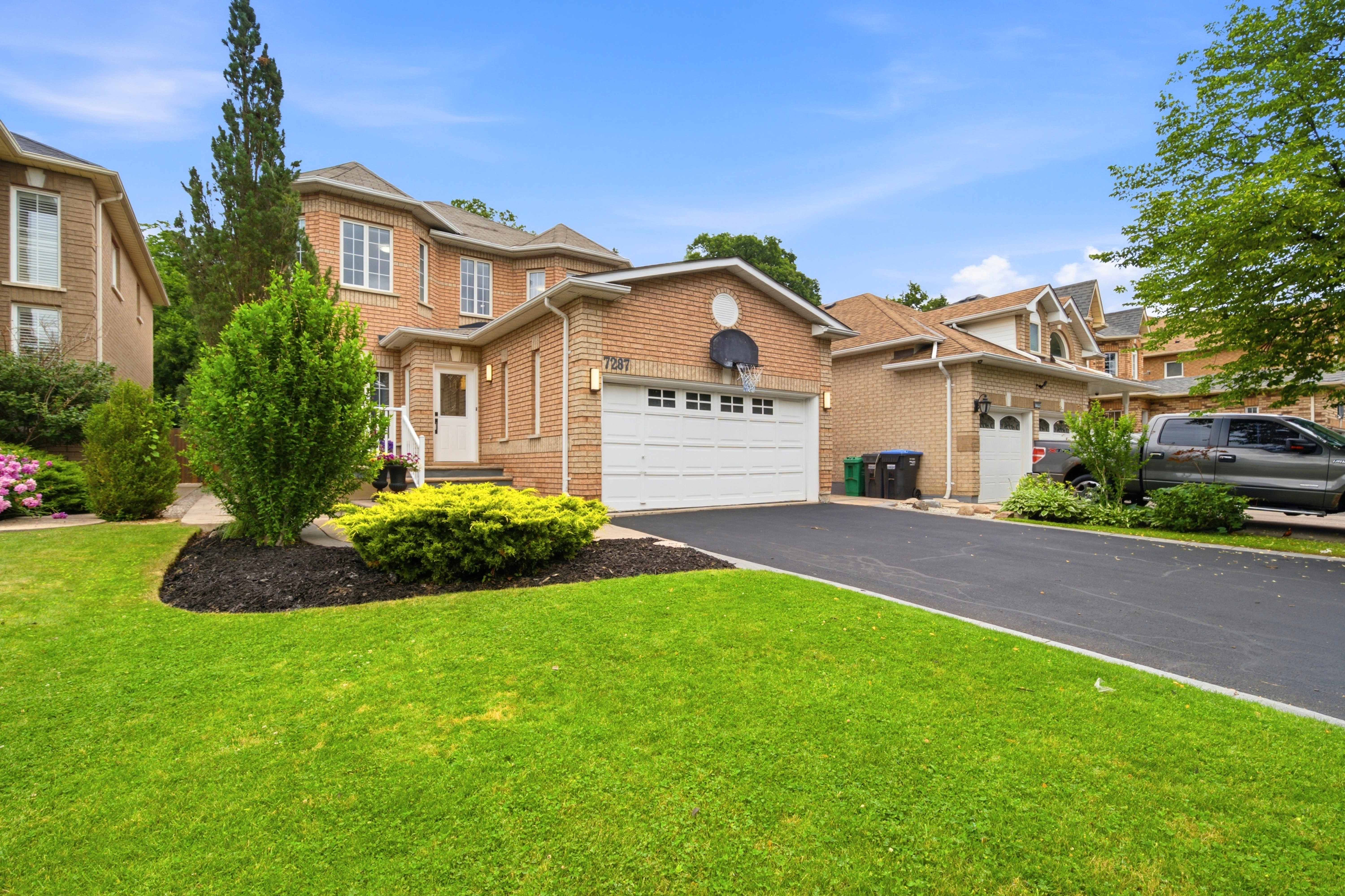 Exterior front of 7287 Waldorf Way, Meadowvale Village