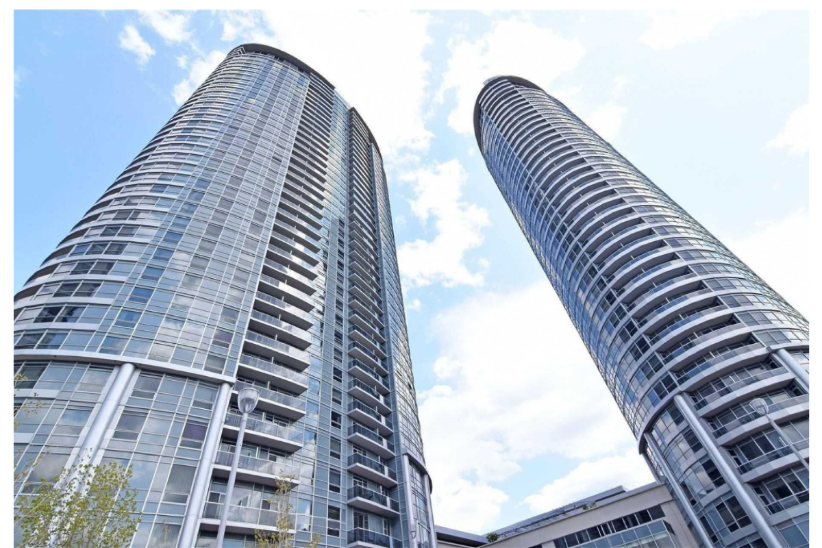 135 Village Green Sq